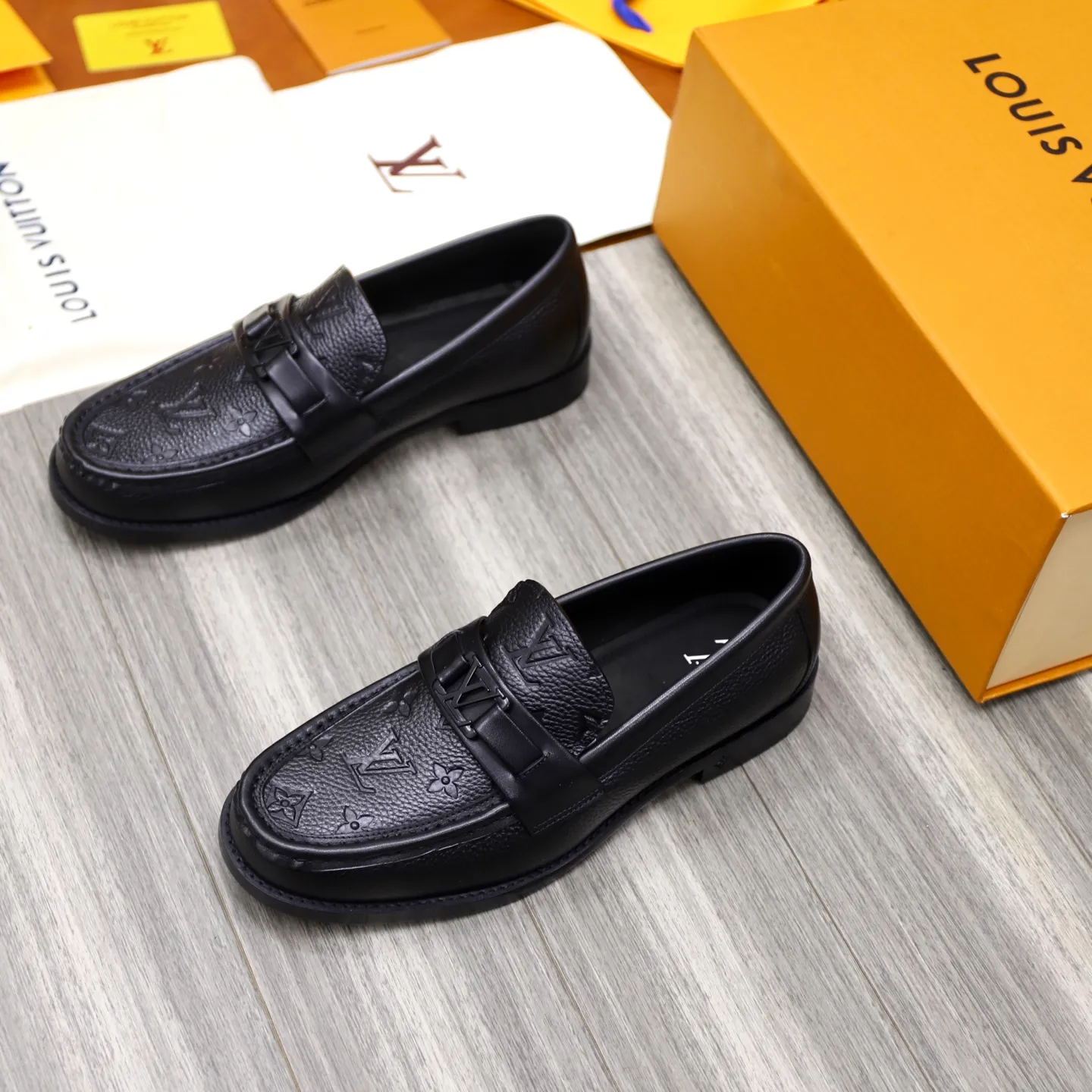 Men's Men's Shoes💰💰920LV Louis Vuitton Slip-on Loafers, top quality products from Guangzhou, ready for sale! This LV Glove loafer is made of selected soft cowhide, with a slightly wrinkled leather surface and a very high-end texture. Each pair is unique. The leather surface is light and soft, with a fine texture and good luster. It is a classic loafer style, with exquisite handmade mark stitching on the toe, and a square toe configuration to highlight the classic style. The horizontal band has hot-printed LV three-dimensional letters, semi-solid handcrafts and a genuine leather outsole, and a rubber patch on the heel to create wear-resistant performance and comfort. One of the must-have loafers for men! Comes with full original packaging! Code number: 38-39-40-41-42-43-44 (38, 45, 46 customized) standard leather shoe code